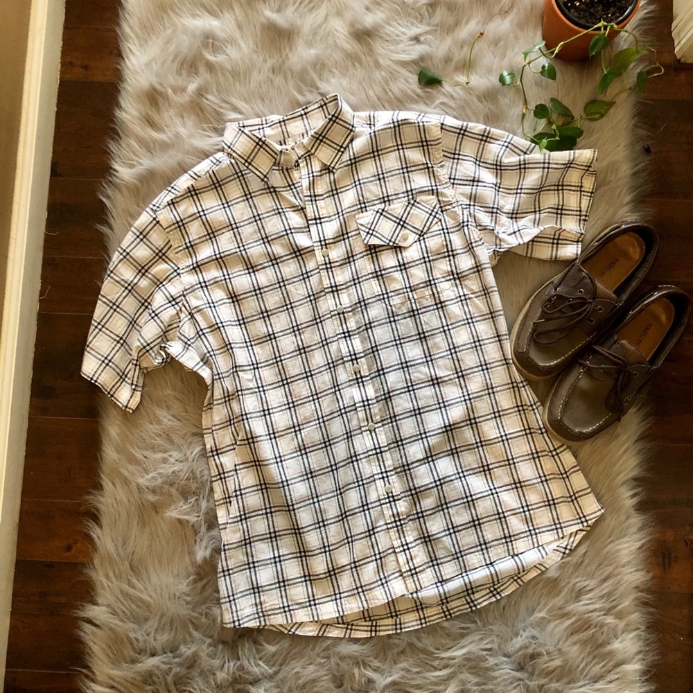 Men’s short sleeve button down plaid shirt